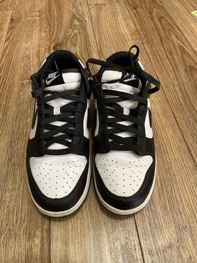 Nike Men’s Black and White Low-Top Sneakers